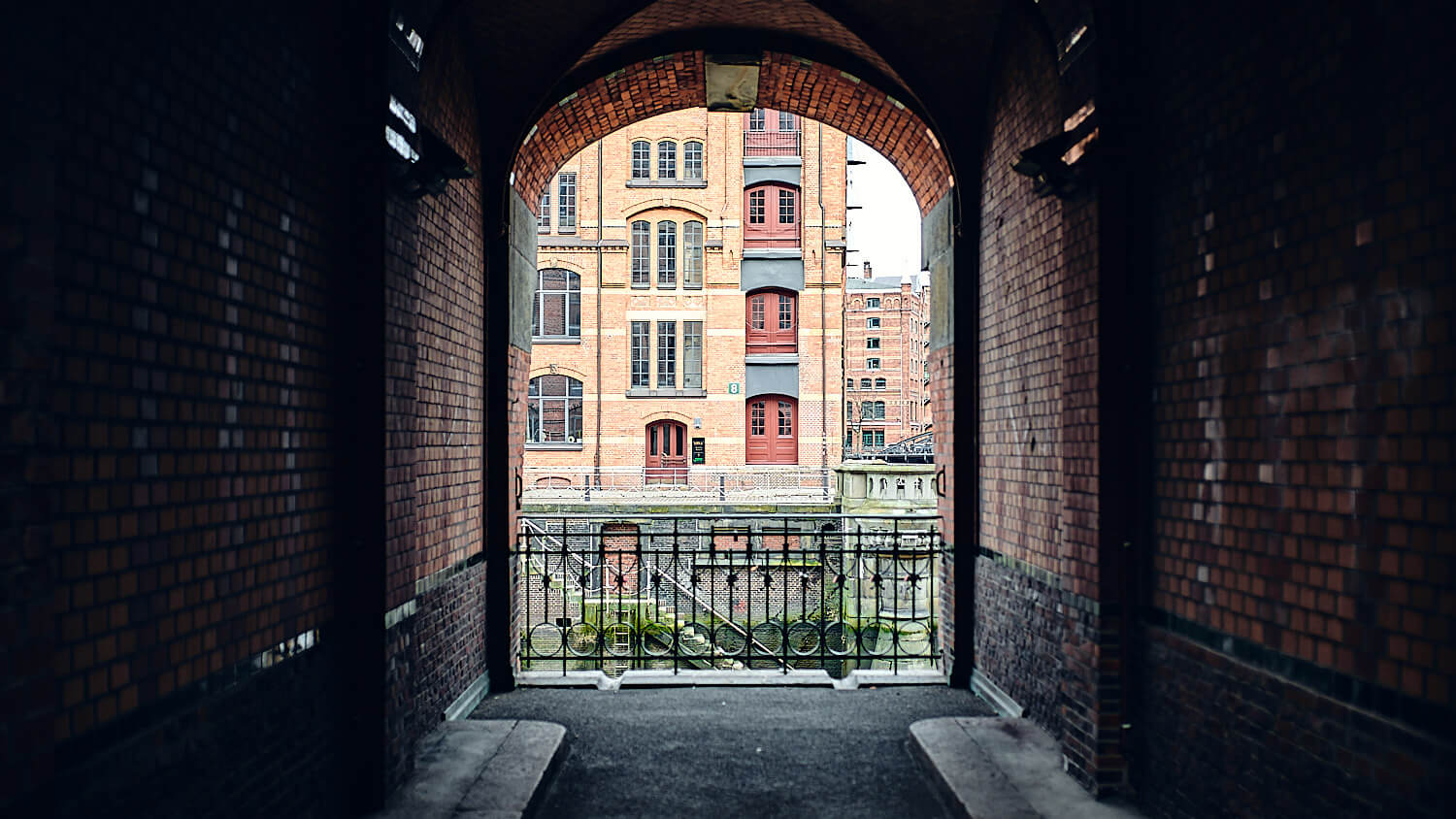 Die historische Speicherstadt Hamburgs: Ein labyrinthartiges Netz von roten Backsteinhäusern, durchzogen von Kanälen, erzählt Geschichten vergangener Handelszeiten. Ein lebendiges Zeugnis maritimer Tradition, das die Fantasie mit seinem Charme aus längst vergangenen Tagen fesselt.